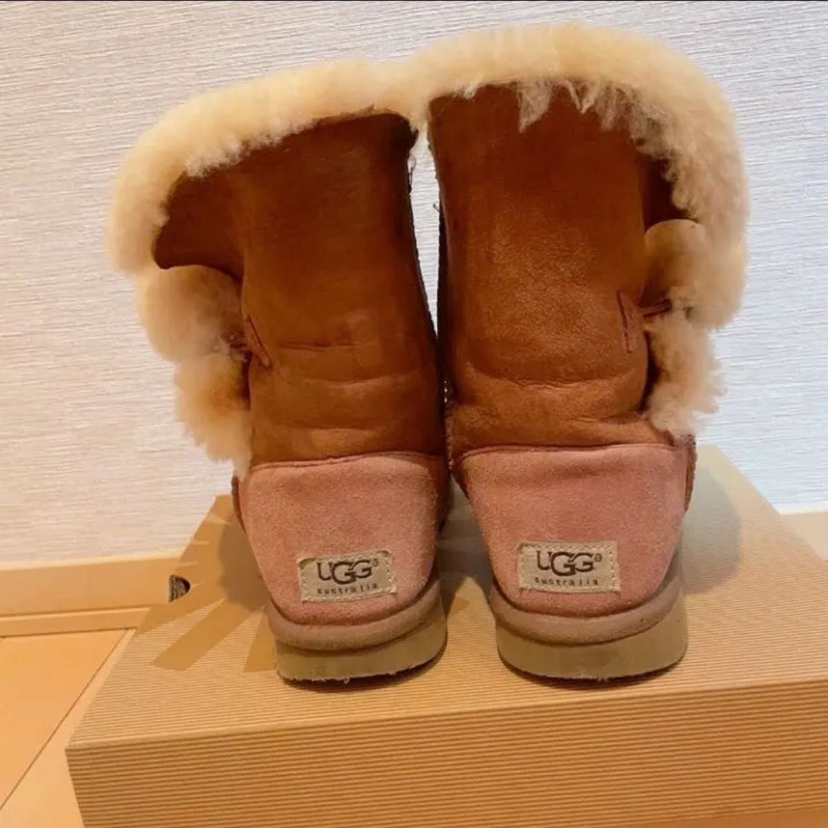 UGG アグ ムートンブーツ cm ベイリーボタン チェスナット ブラウン