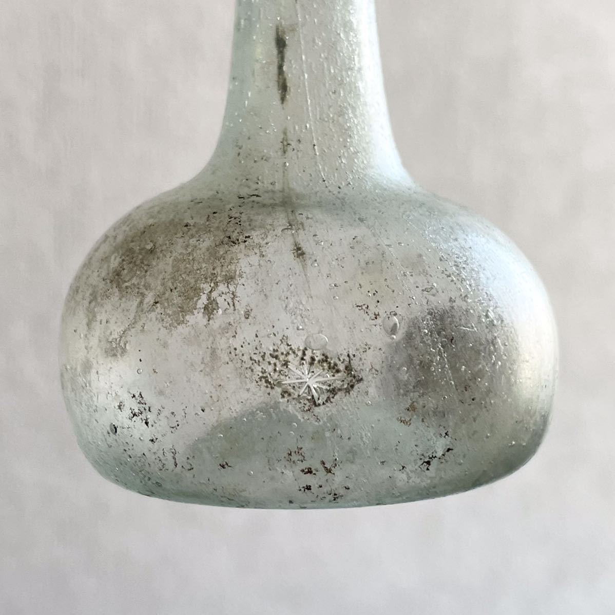 ガラス長頸瓶①　＊ローマングラス　＊1〜3世紀_穴や気泡があります