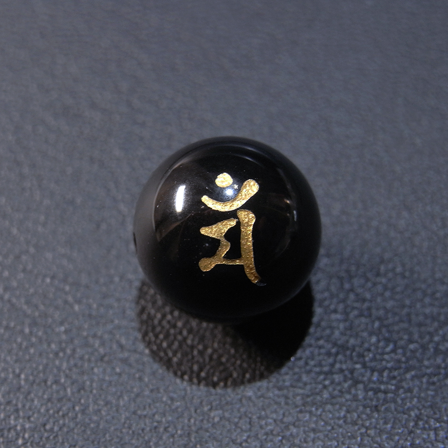 [beads395] 手彫り梵字ビーズ・オニキス（マン）12mm 1個_画像1