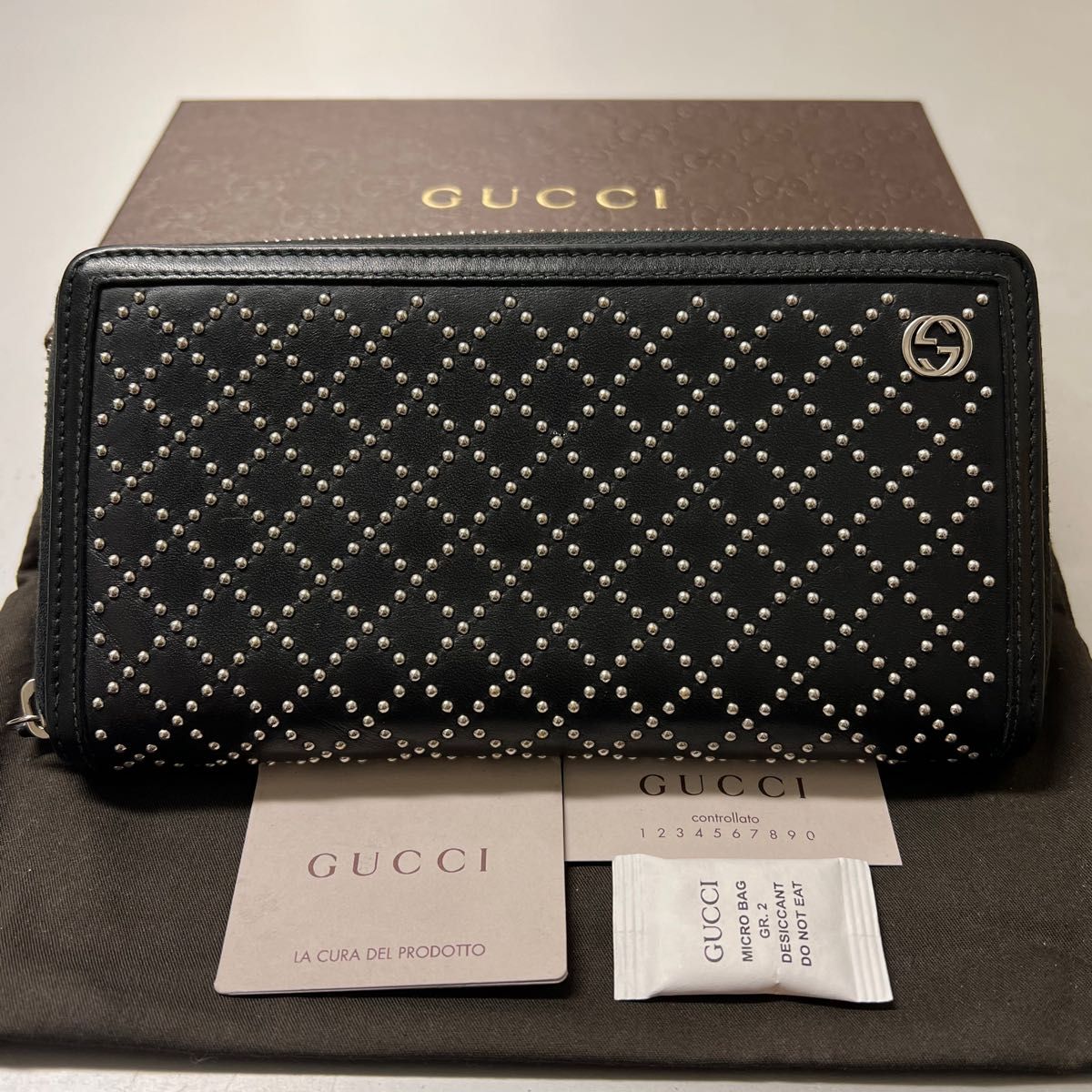 新品同様! グッチ GUCCI 財布 長財布 スタッズ ラウンドファスナー