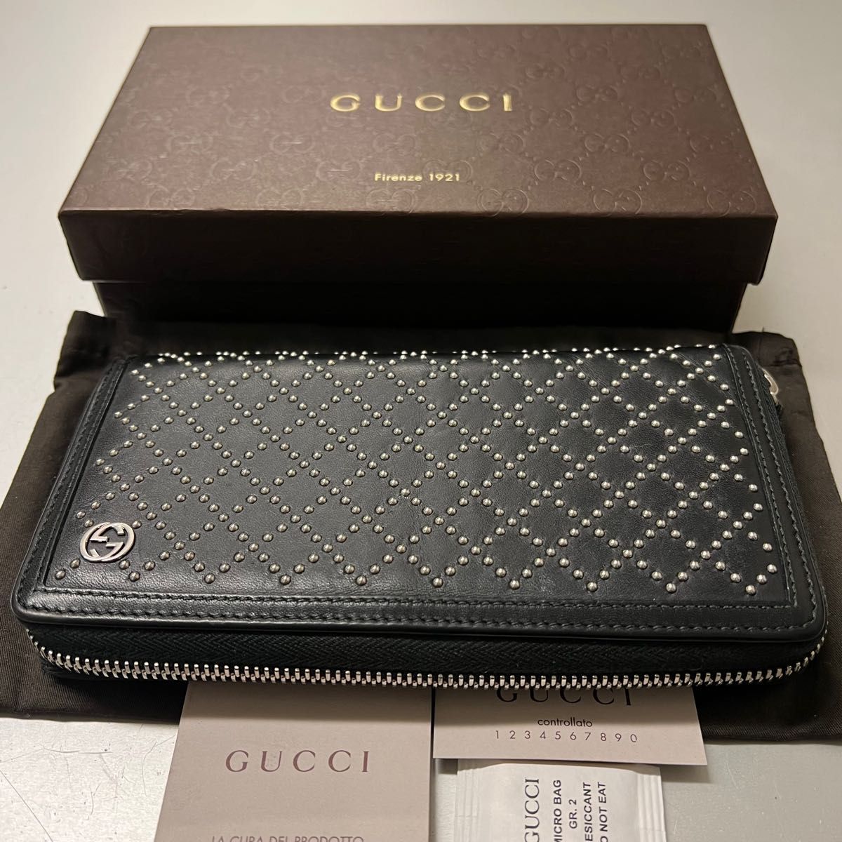 新品同様! グッチ GUCCI 財布 長財布 スタッズ ラウンドファスナー