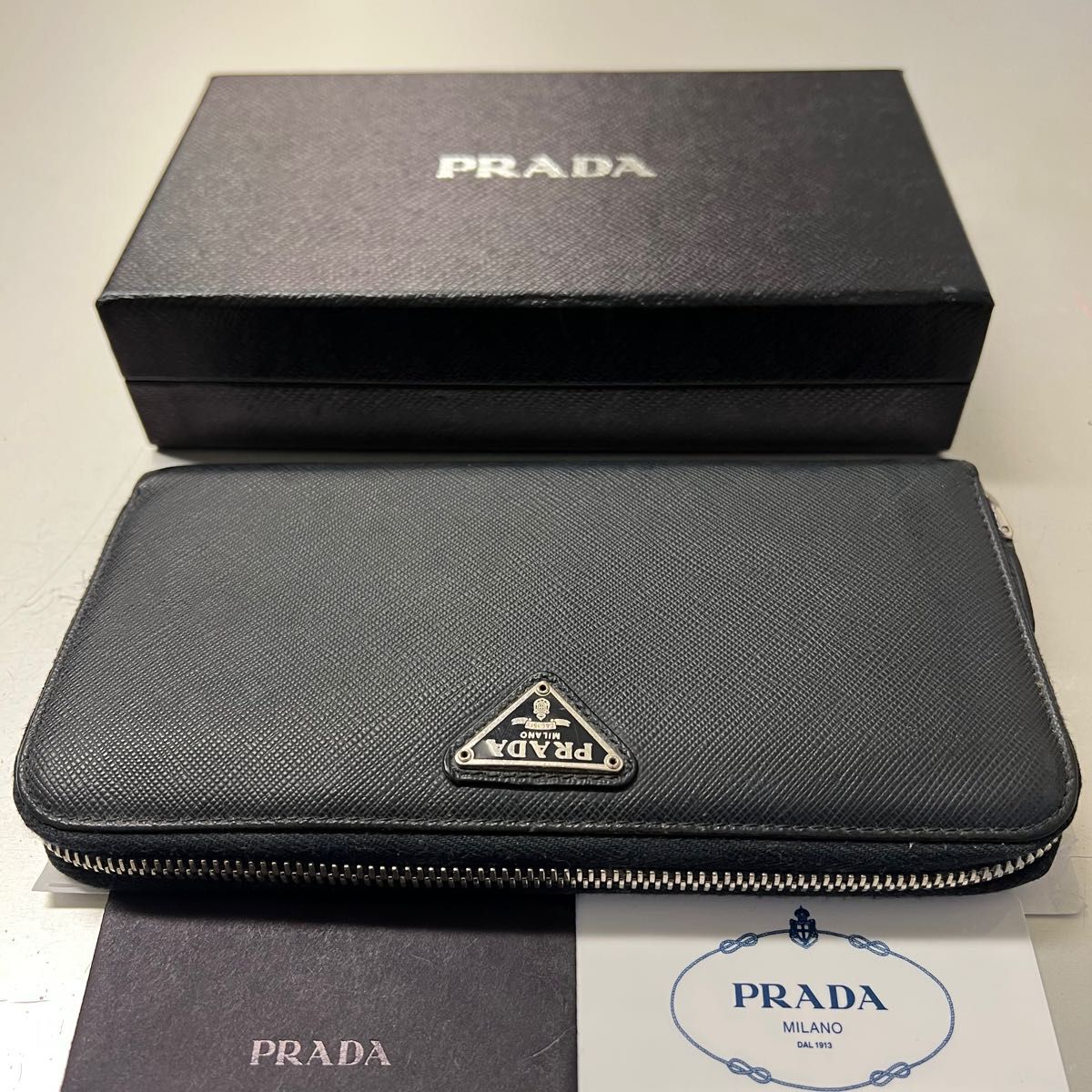 新品同様 プラダ PRADA 財布 長財布 サフィアーノ ロゴ金具 新品同様 プラダ PRADA 財布 長財布 サフィアーノ ロゴ金具