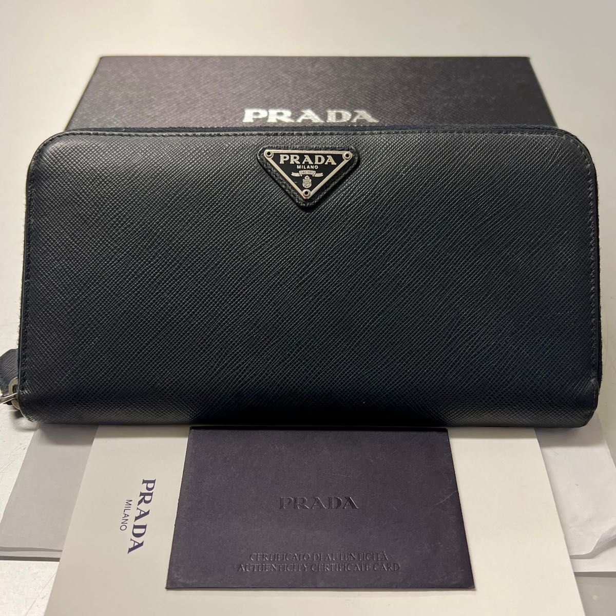 新品同様！　プラダ　PRADA 財布　長財布　サフィアーノ　ロゴ金具　ラウンドファスナー