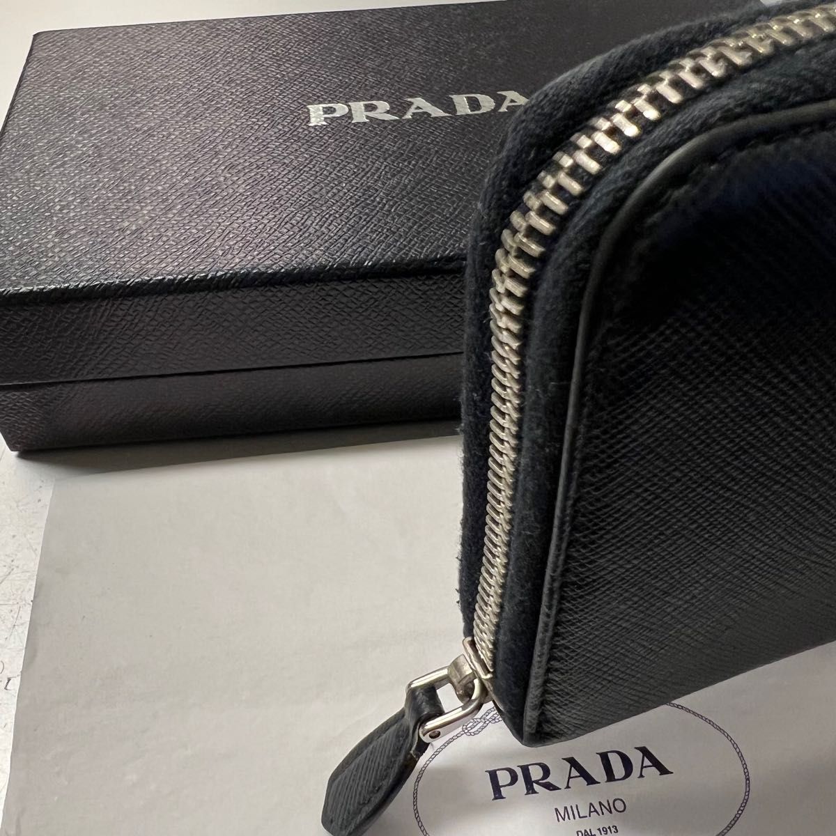 新品同様 プラダ PRADA 財布 長財布 サフィアーノ ロゴ金具 新品同様 プラダ PRADA 財布 長財布 サフィアーノ ロゴ金具