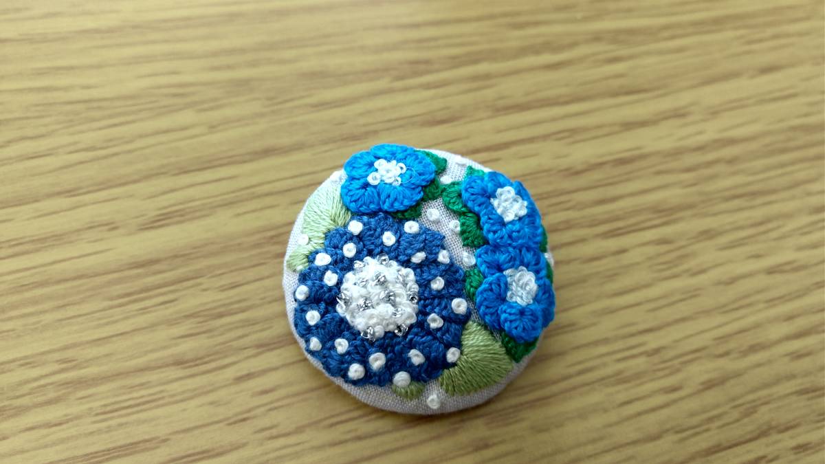 青いお花 刺繍ブローチの画像1