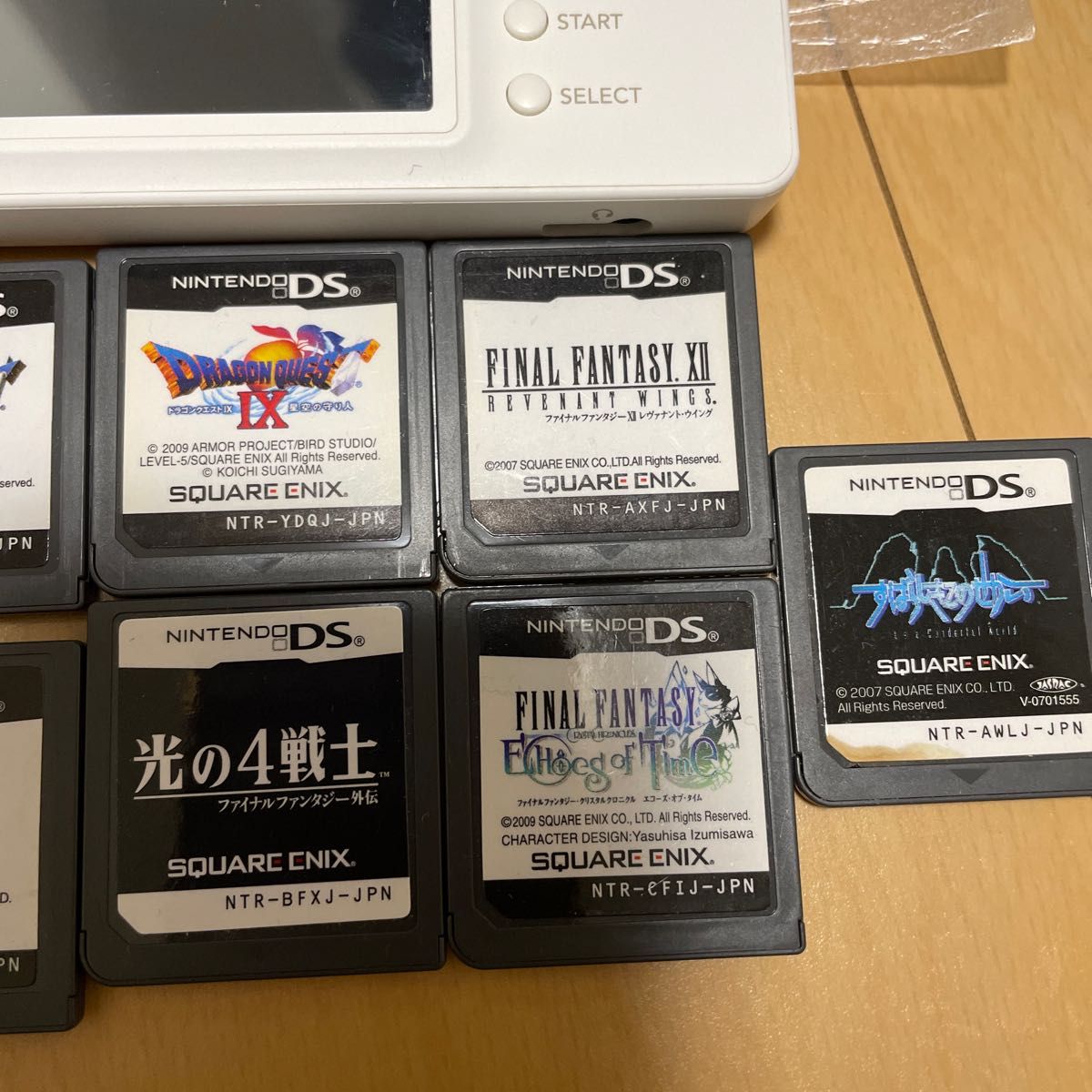 ニンテンドーDSi (ホワイト)箱付きとスクエニ系ソフト9本 ニンテンドーDSi (ホワイト)箱付きとスクエニ系ソフト9本