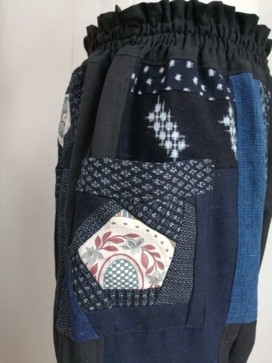 カエル様専用です 着物リメイク●藍染 古布 雪ん子 綿 型染●パッチワークゆったりパンツ、もんぺ、ズボン