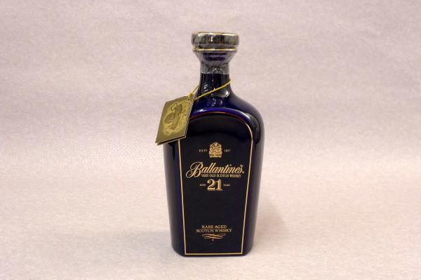 X631 未開栓 古酒 バランタイン スコッチウィスキー ベリーオールド21年 青陶器 希少品 アルコール度数43% 700ml/80の画像2