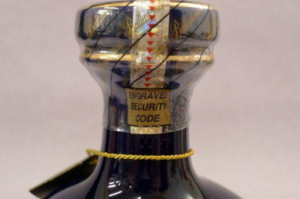 X631 未開栓 古酒 バランタイン スコッチウィスキー ベリーオールド21年 青陶器 希少品 アルコール度数43% 700ml/80の画像6