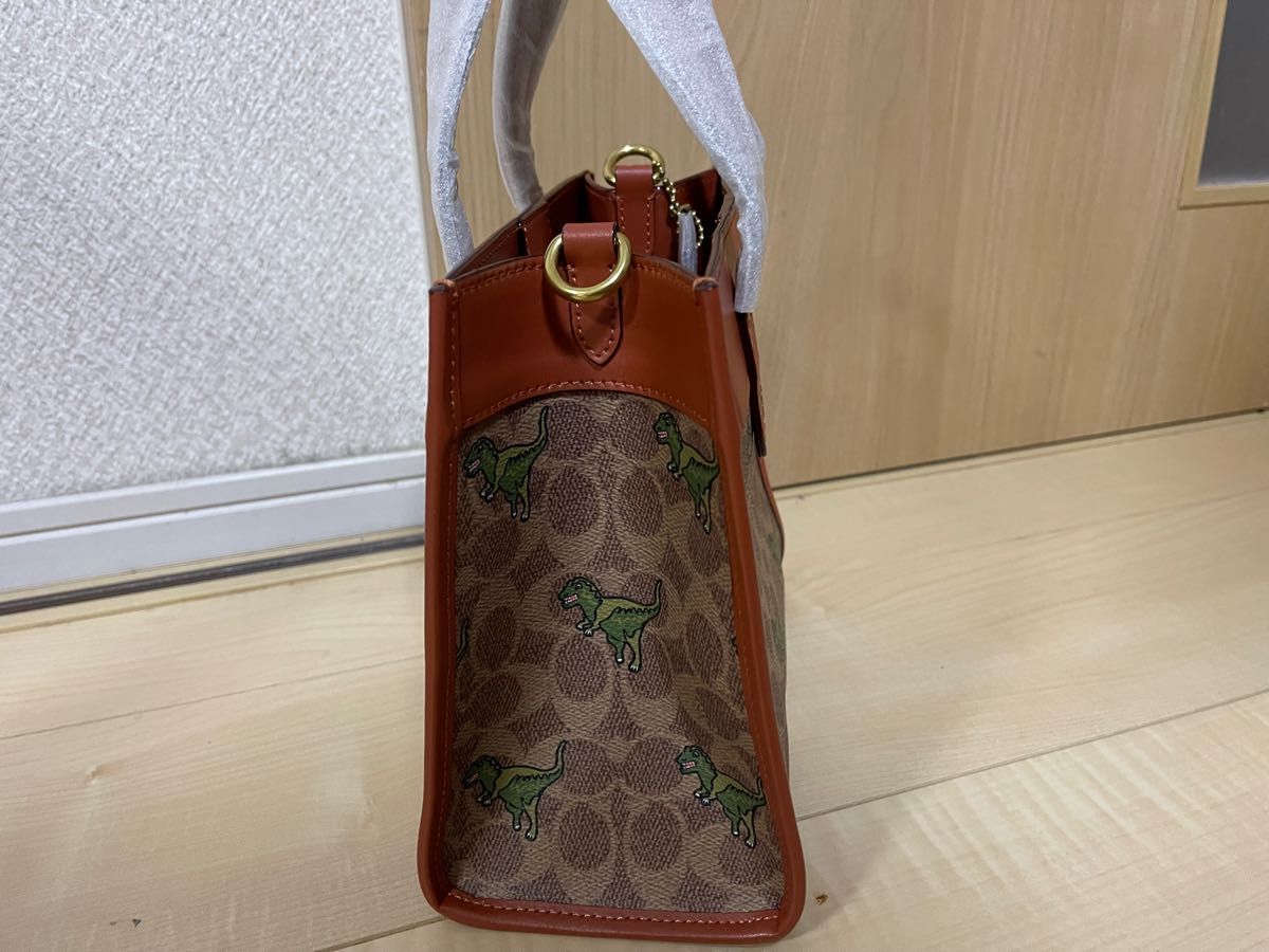 新作 COACH コーチ バッグ 恐竜 レキシー フィールド トート 22 新作 COACH コーチ バッグ 恐竜 レキシー フィールド トート 22