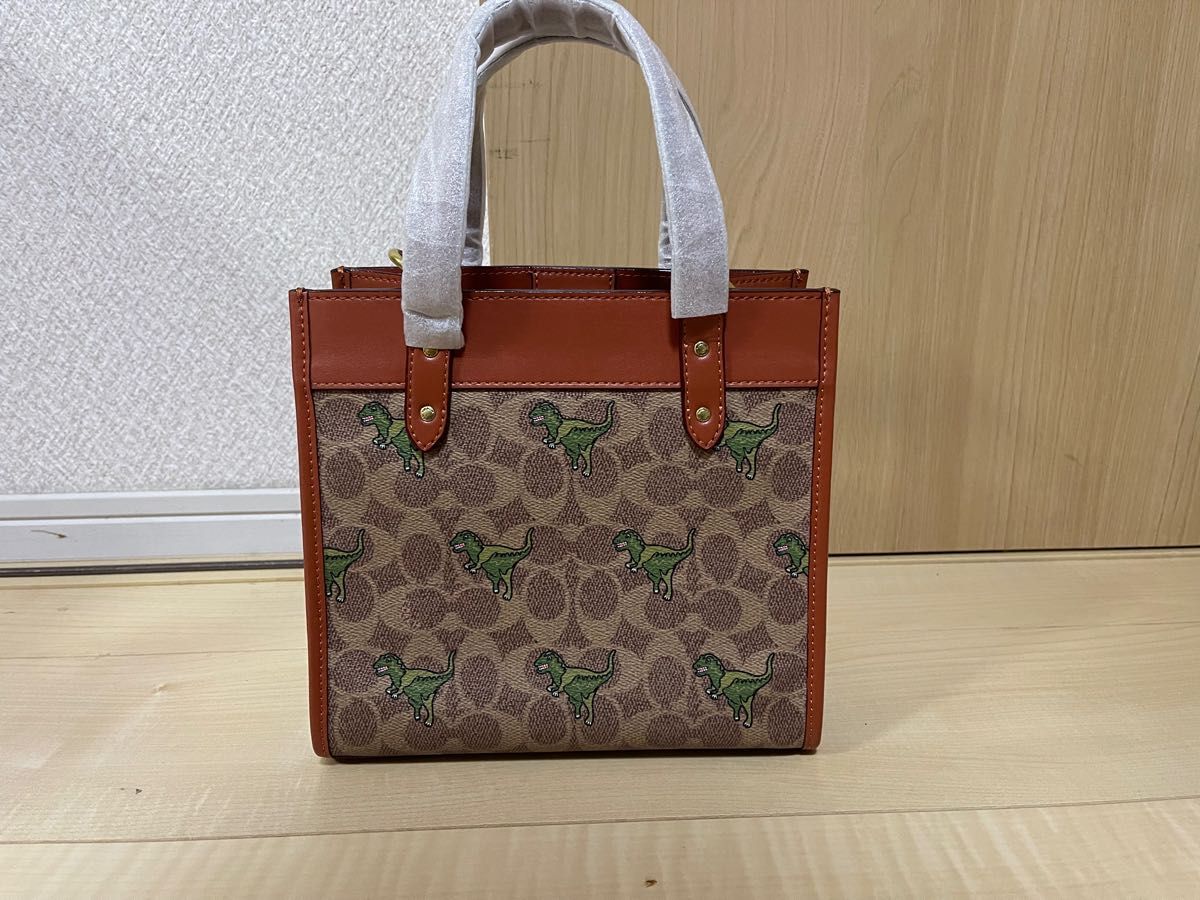 新作 COACH コーチ バッグ 恐竜 レキシー フィールド トート 22