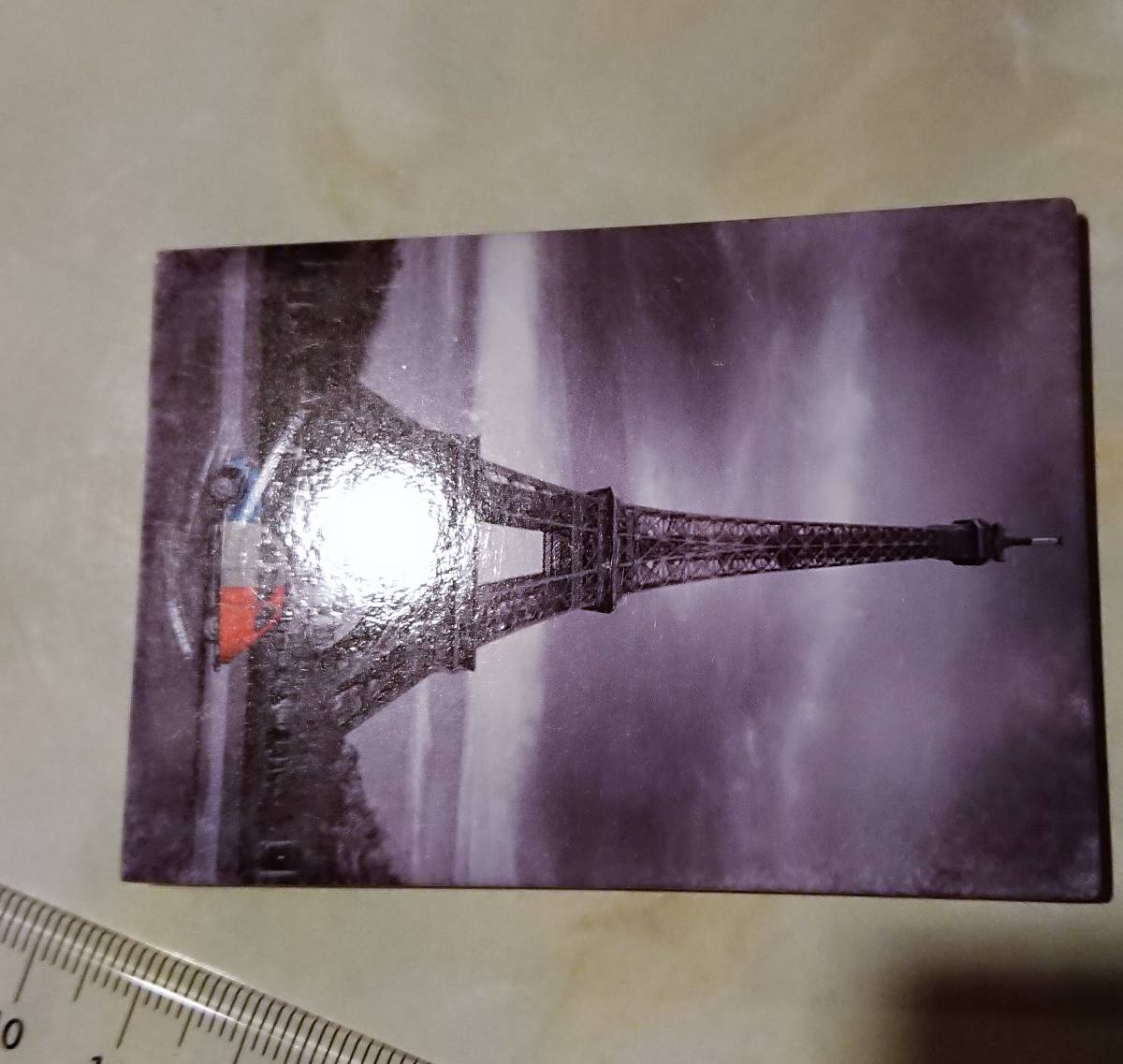 ☆フランス土産マグネット エッフェル塔と国旗カラーの車 パリ 磁石 モノクロ 暗雲トリコロール