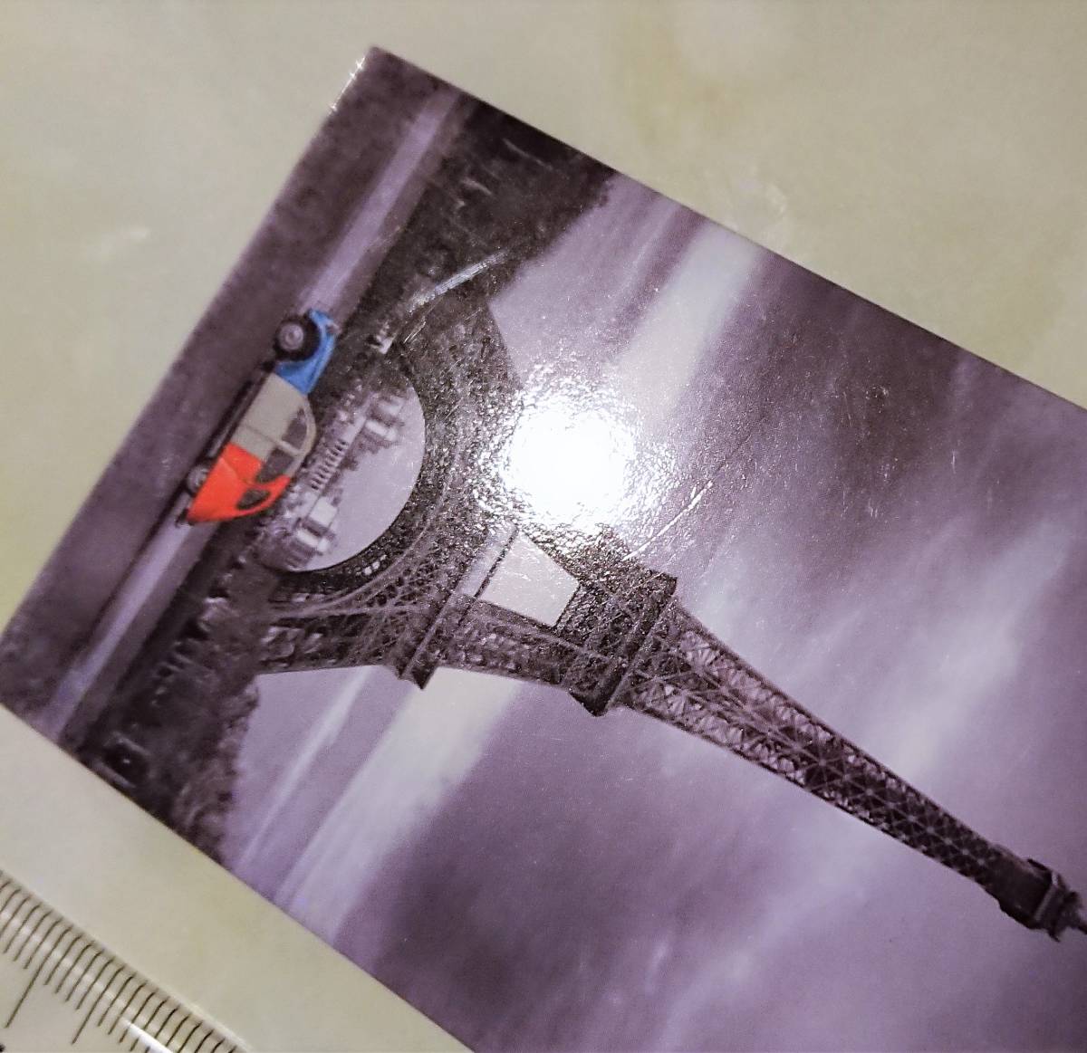 ☆フランス土産マグネット エッフェル塔と国旗カラーの車 パリ 磁石 モノクロ 暗雲トリコロール