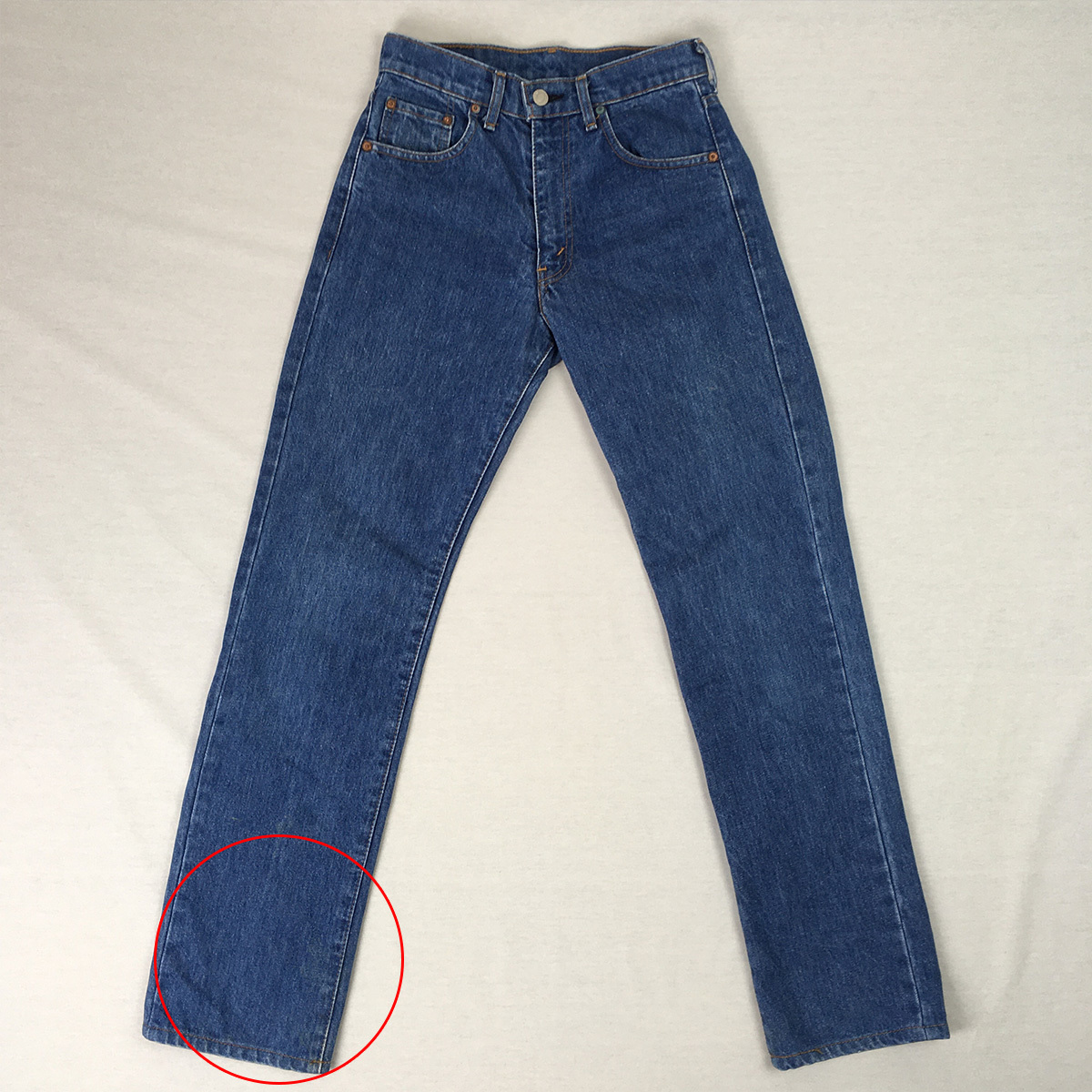 正面右足の裾あたりに薄いシミ汚れあり