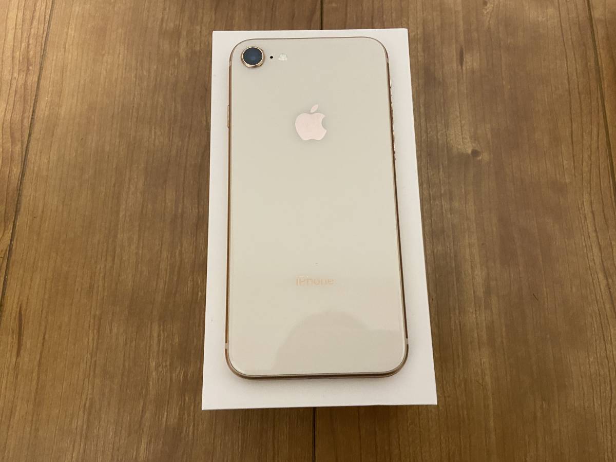 超美品 SIMフリー iPhone8 64GB ゴールド 利用制限 au 未使用付属品