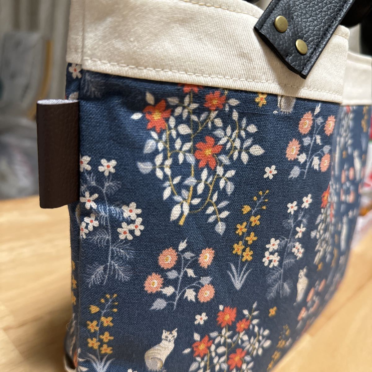 ☆変わり持ち手と三角マチのボタニカルとネコのトートバッグ☆ かばん
