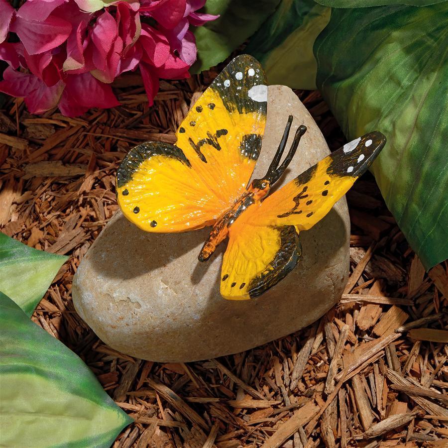 岩の上にいる黄土色のアゲハ蝶彫像 ガーデン装飾彫刻 庭園 園芸 芝生 プレゼント 贈り物(輸入品