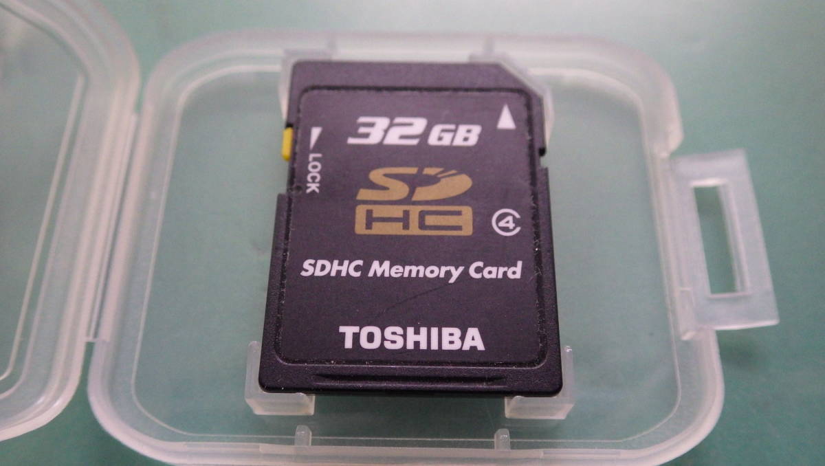 １円～売切 東芝製　TOSHIBA製　中古 1枚 ケース付 SDカード 32GB 　クイックフォーマット済_画像1