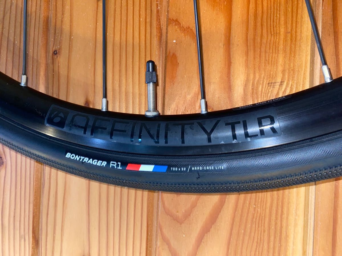ボントレガー R1 700x32C クリンチャータイヤ Bontrager R1 Hard-Case Lite 60 tpi 700x32c ボントレガー