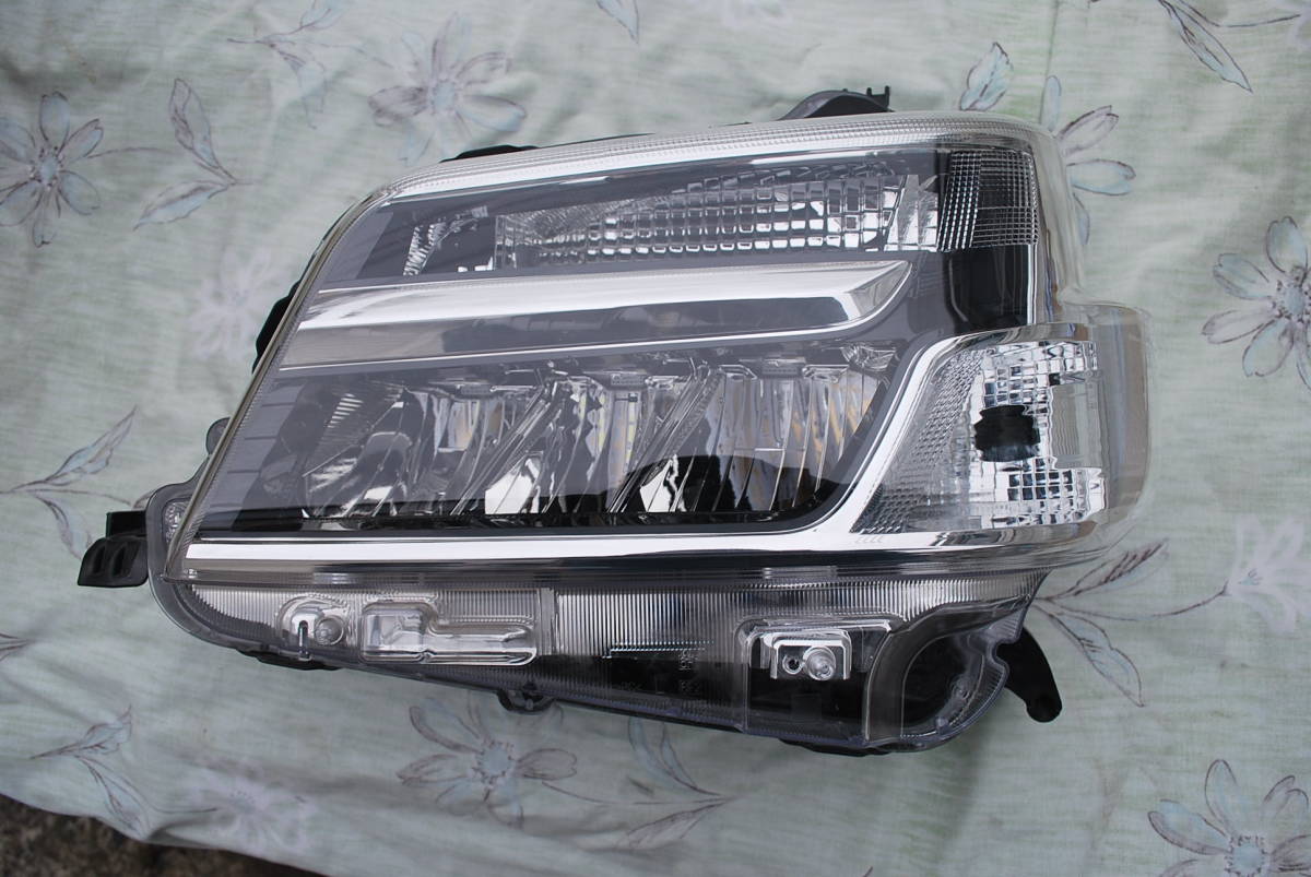 ダイハツアトレー S321G 純正左ヘッドライト LED 81170