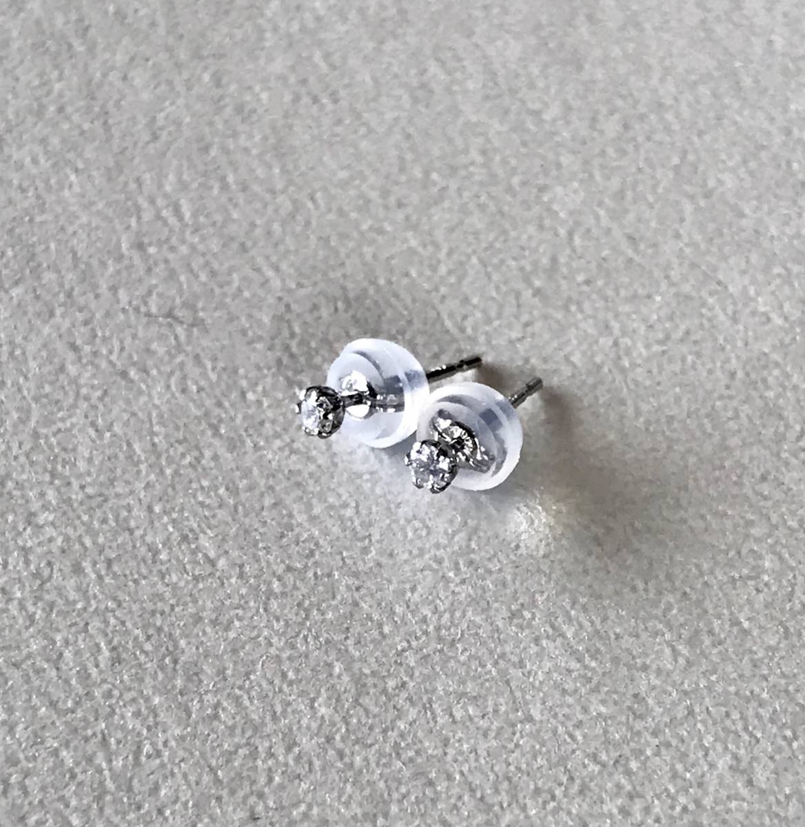 ダイヤモンドピアス プラチナピアス0.10ct pt900シリコンキャッチ付きの画像1