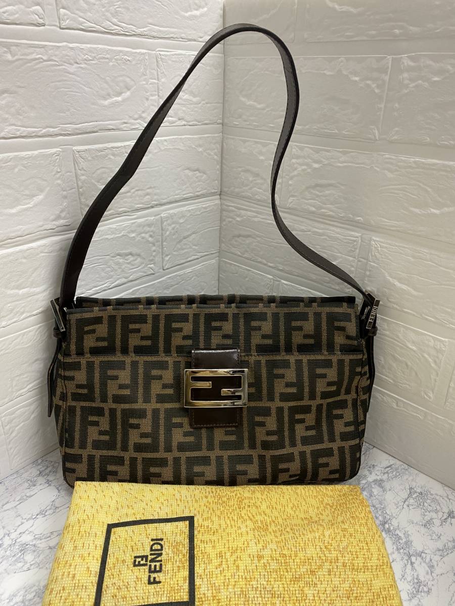 大人も着やすいシンプルファッション フェンディ 美品 FENDI ズッカ柄