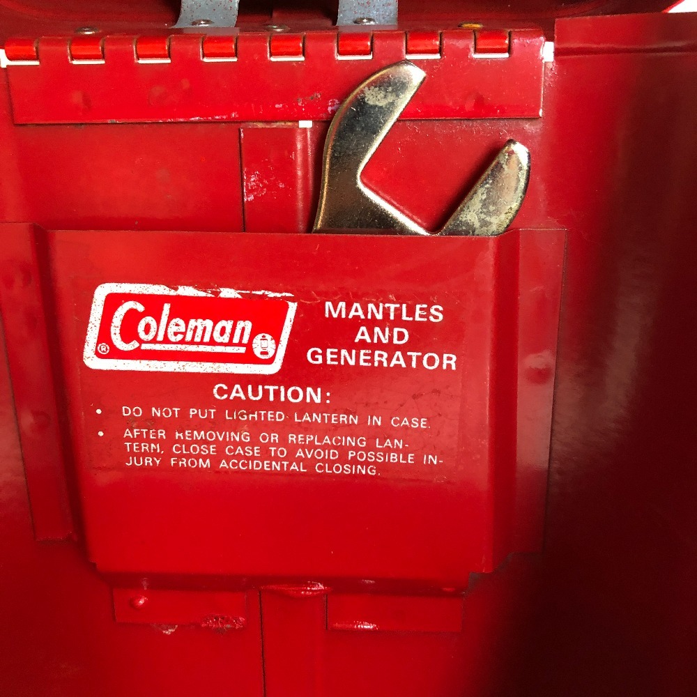 □□ Coleman コールマン アウトドア ガソリンランタン 76年製 ガルウイングケース付き 200A やや傷や汚れあり_画像10