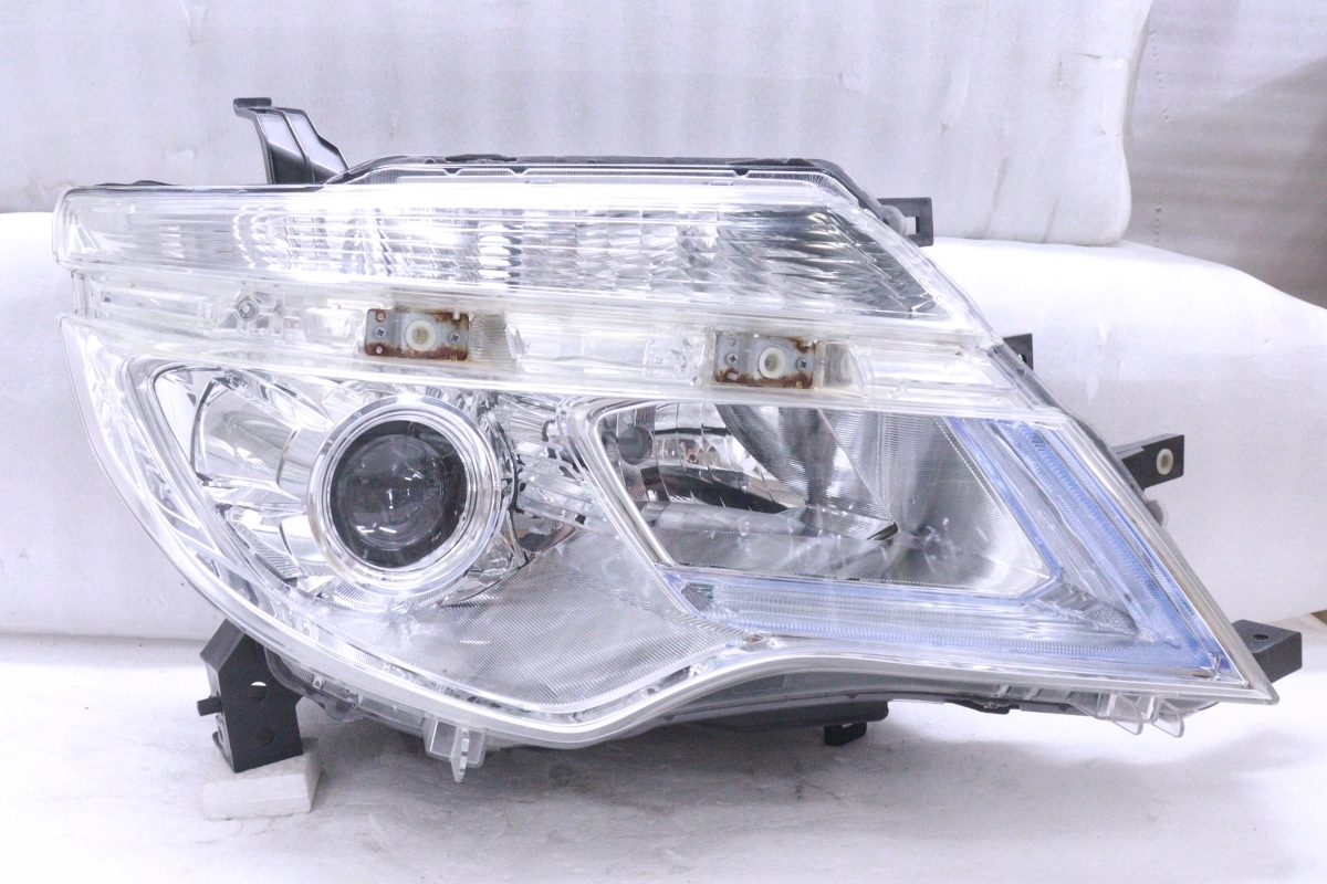 32-49☆後期 LED C26 100-23683 純正☆日産 打刻:Y (UK) ユニット