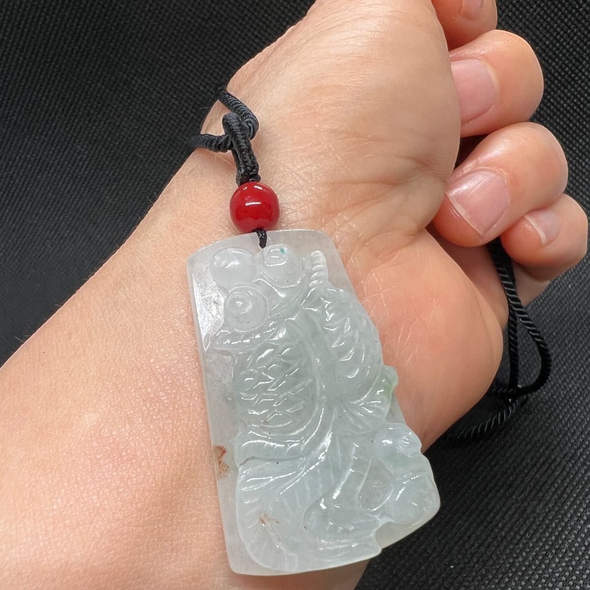 天然無処理 氷緑翡翠の金魚とハスの花 両面彫りペンダント新品 AB615