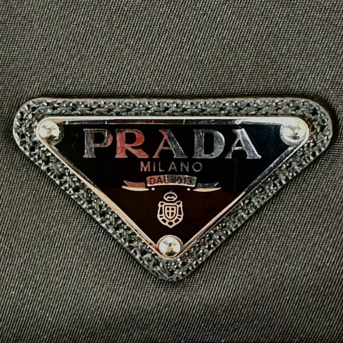 26万 現行品☆極美品☆ PRADA プラダ ショルダーバッグ 三角ロゴ サフィアーノレザー テスート ナイロン 黒 ブラック メンズ ポーチ ロゴ入_画像4