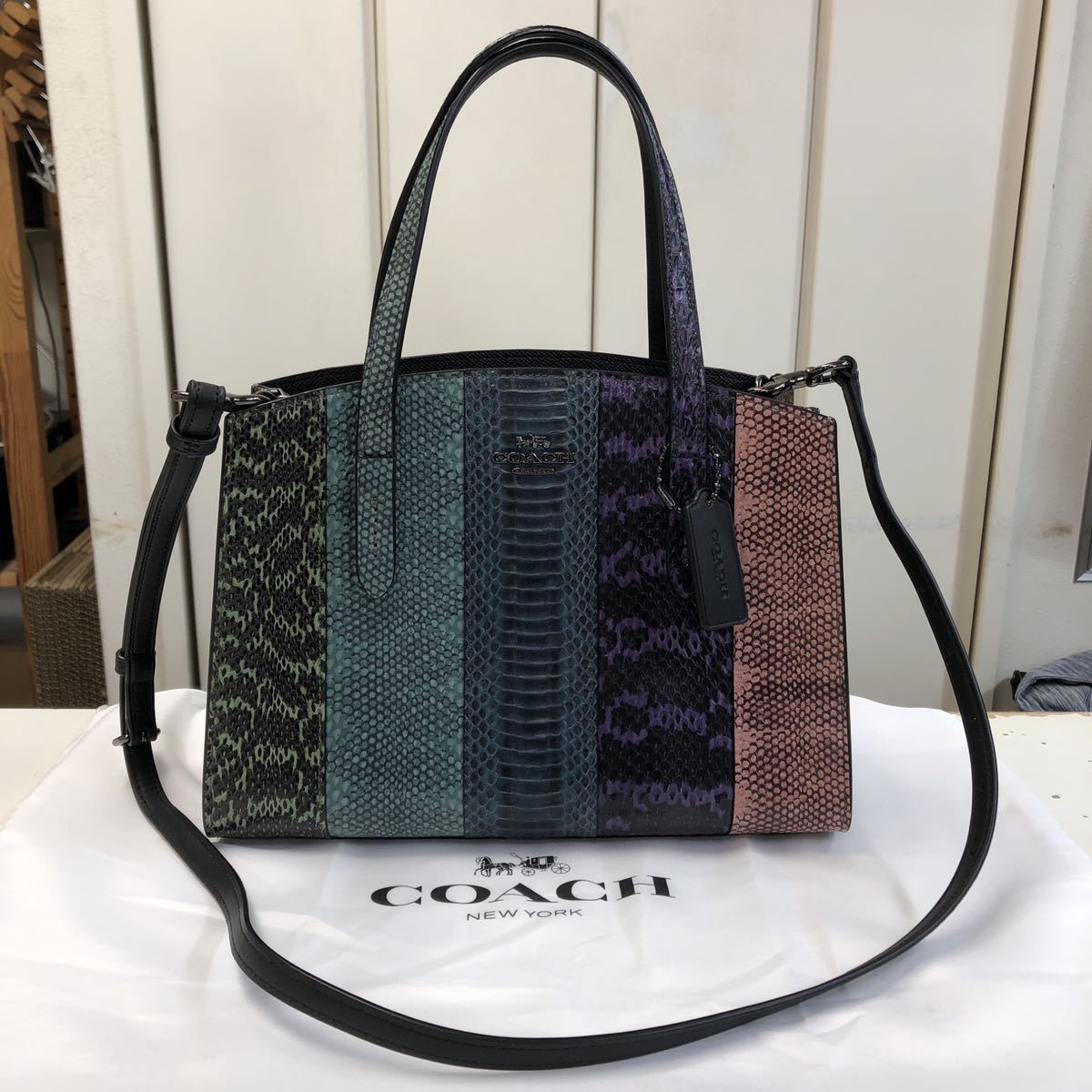 美品 COACH チャーリーキャリーオール ヘビ革 斜め掛けショルダーバッグ トートバッグ 51334 Charlie Carryall 28 In Ombre Snakeskin