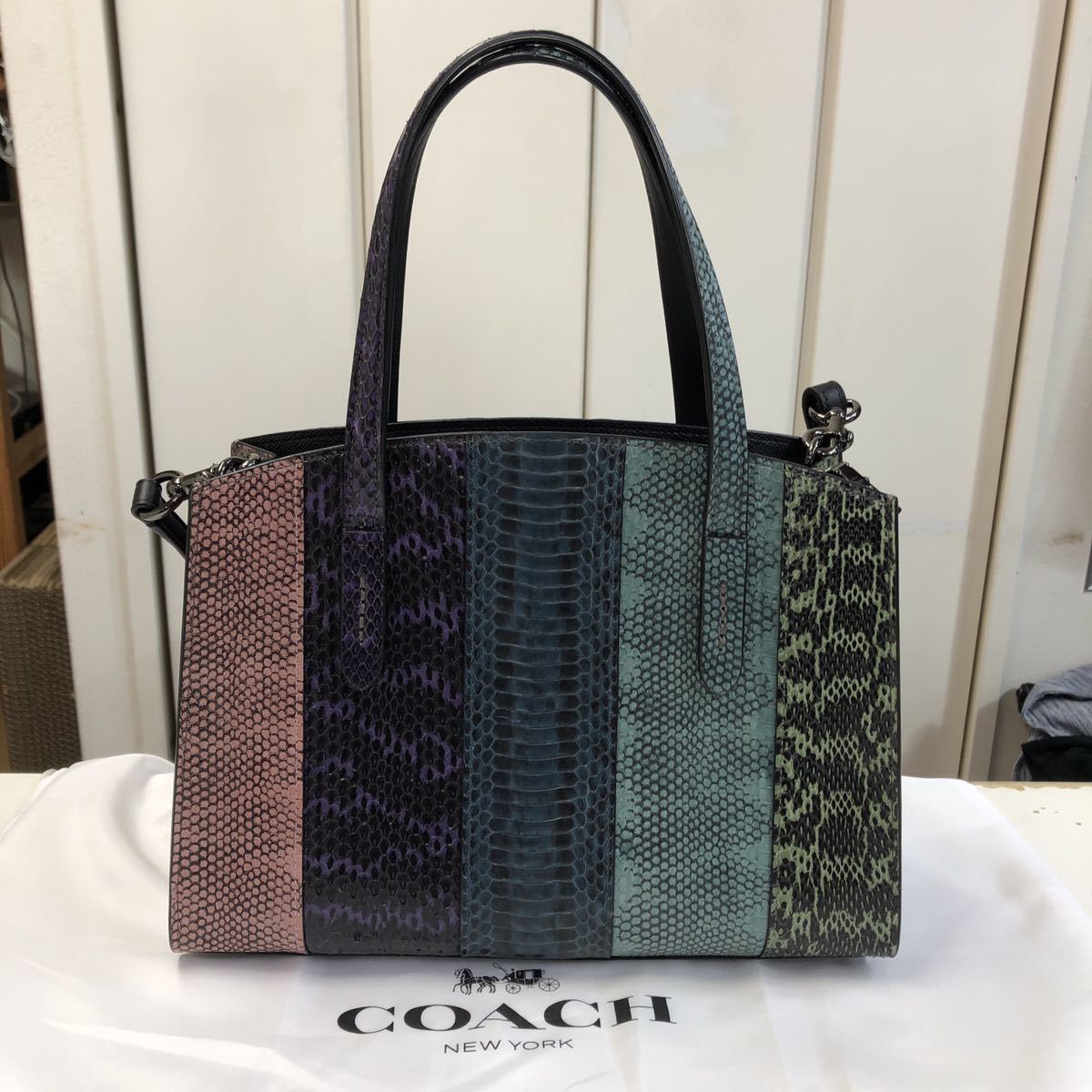 美品 COACH チャーリーキャリーオール ヘビ革 斜め掛けショルダーバッグ トートバッグ 51334 Charlie Carryall 28 In Ombre Snakeskin