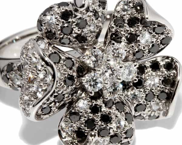 指輪 K18WG ブラックダイヤ1.07ct ホワイトサファイア0.48ct ダイヤ