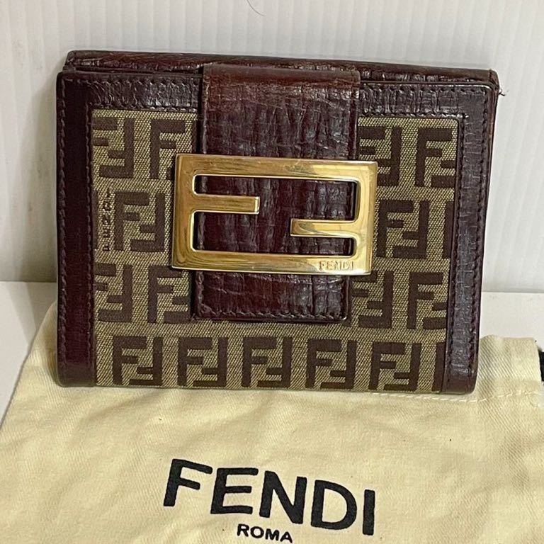 本物品質の FENDI 美品☆ フェンディ 保管袋付属 二つ折り財布 柄