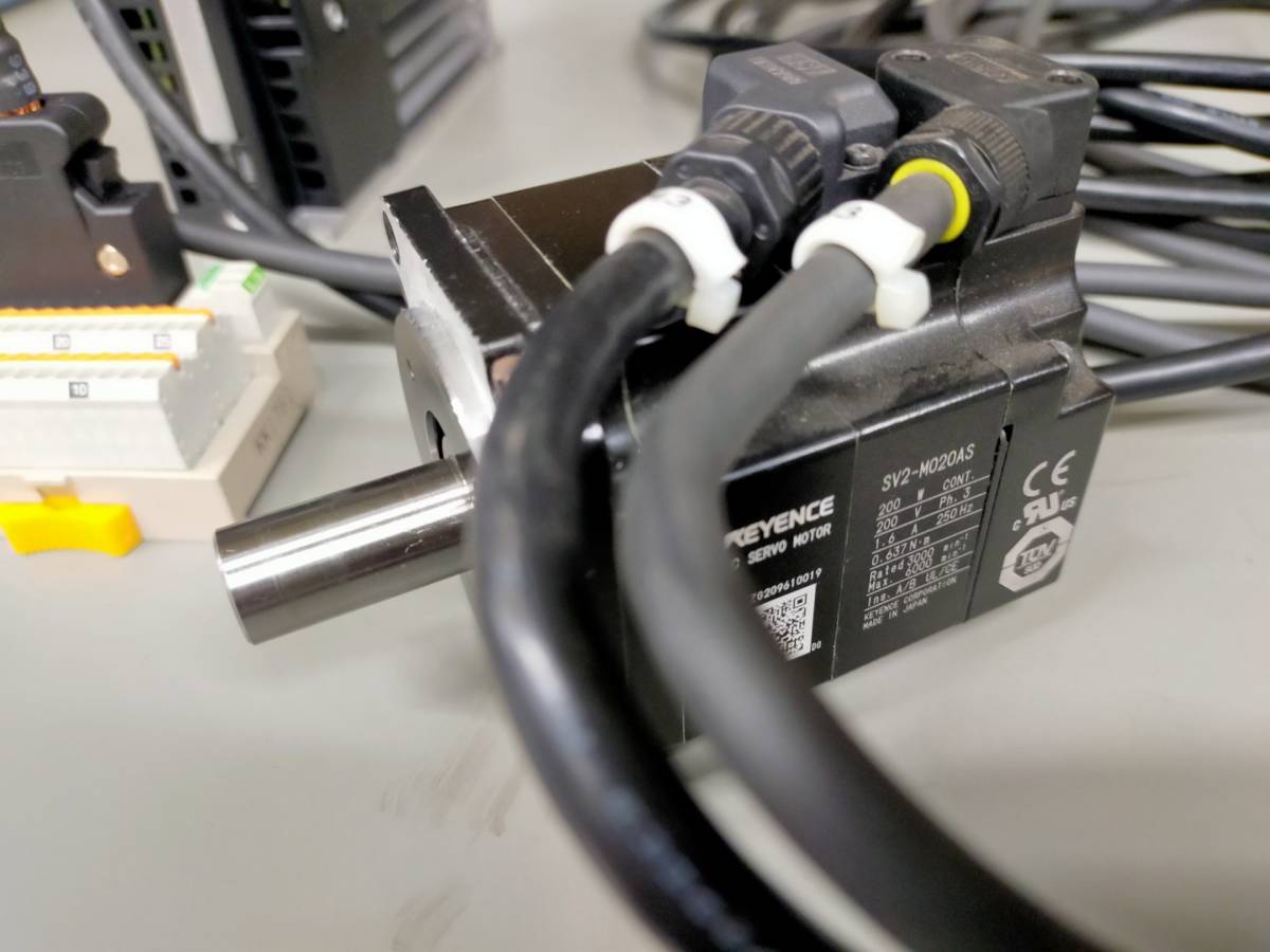 ACサーボシステム SV2 SERIES 200Wモータ用1式 キーエンス 美品 ACサーボシステム SV2 SERIES 200Wモータ用1式 キーエンス 美品