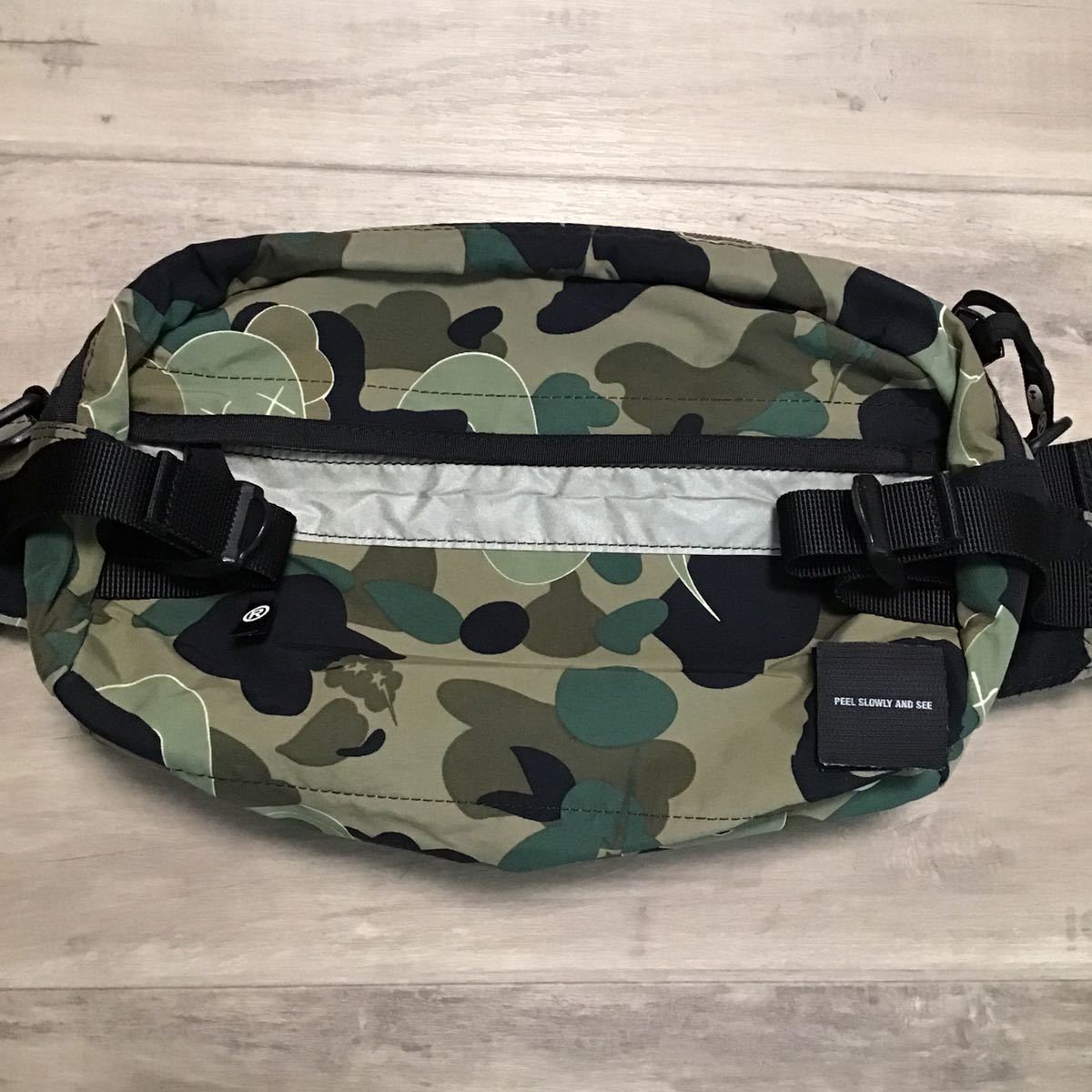 ★激レア★ KAWS bendy 1st camo green ウエスト バッグ a bathing ape BAPE カウズ エイプ ベイプ アベイシングエイプ waist bag m32_画像2