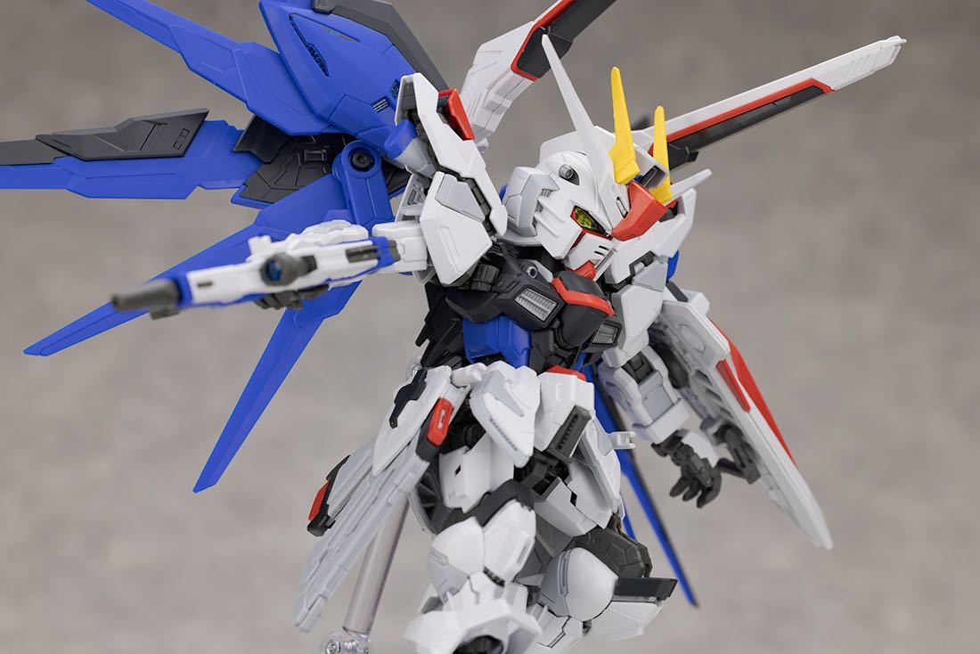 組立済ガンプラ「MGSDフリーダムガンダム(機動戦士ガンダムSEED)」完成品　未使用デカール付属　現在入手困難品_画像1