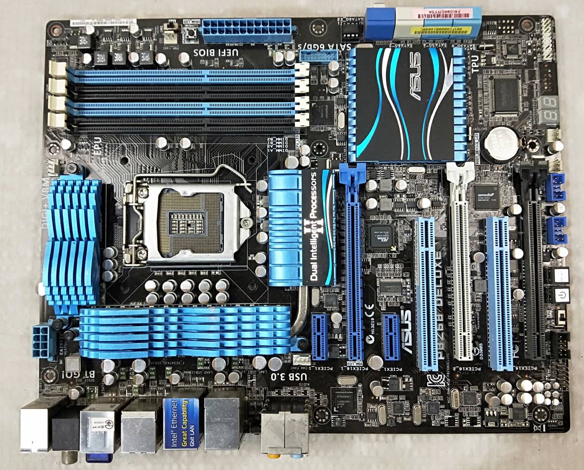 【中古パーツ】BIOS確認のみ、ASUS P8Z68 DELUXEマザーボード ＩＯパネル LGA1155 ■MB2321_画像1