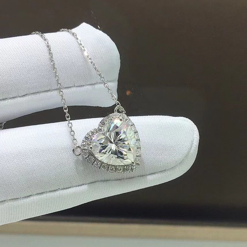 3.0ct ハートモアサナイト ネックレス k18 ネックレス、ペンダント