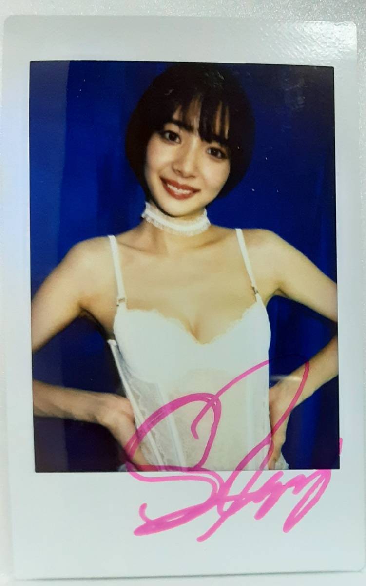 桜の花びら(厚みあり) 岡田紗佳 直筆サイン入りチェキ 敬礼ポーズ