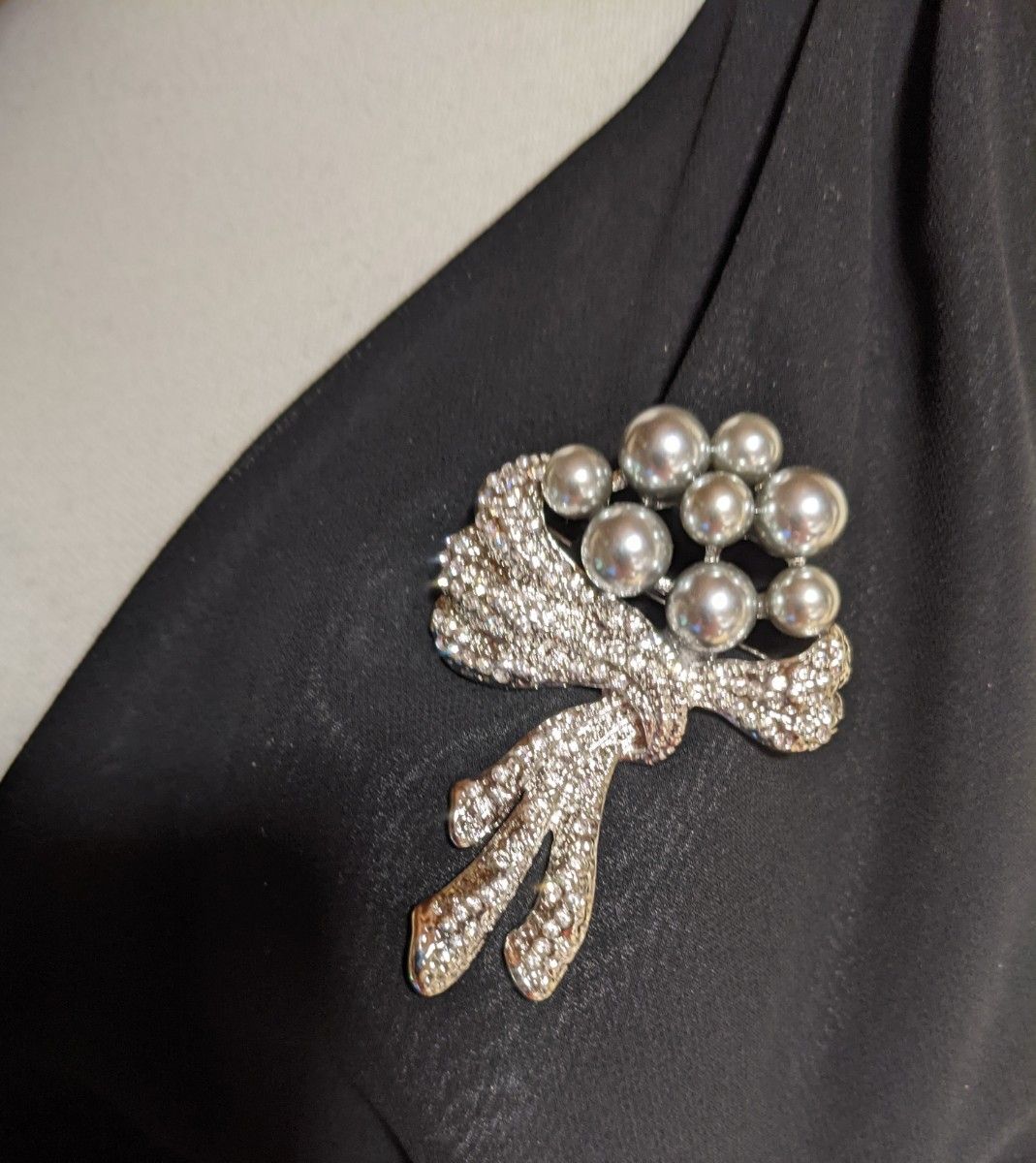 新品 上品 ブローチ  ブラックパール   プレゼント ギフト 花 花束 黒真珠