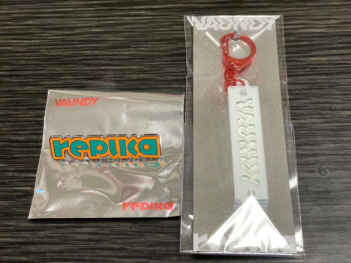 Vaundy replica ギミックアクリルキーホルダー & ピンバッジ 2点セット