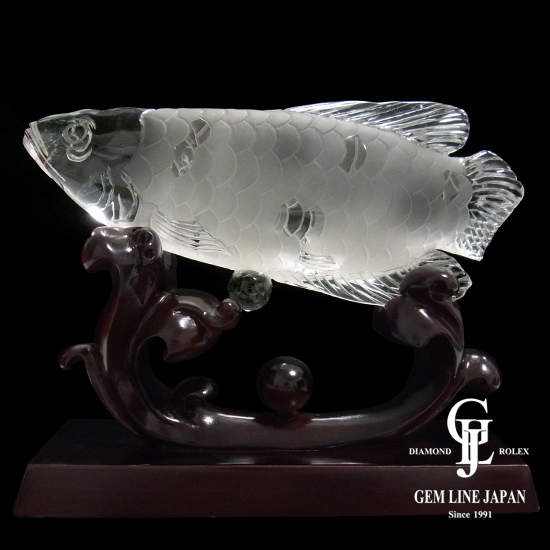 世界的に有名な 425.77g 天然水晶 GRJ鑑付 アロワナ 置物 木製台付 生き物