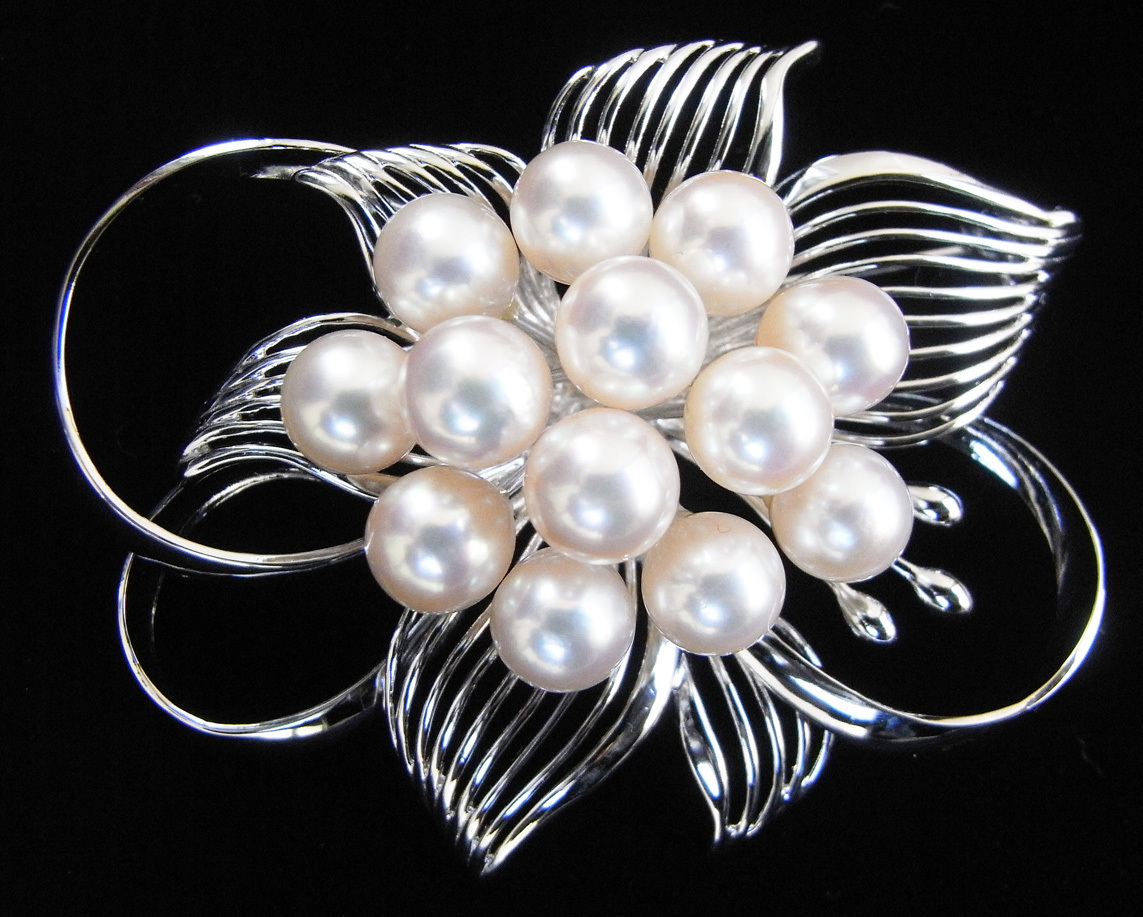 ☆925シルバー(銀製) 本真珠（アコヤ真珠)花珠・１３粒真珠のブローチ 