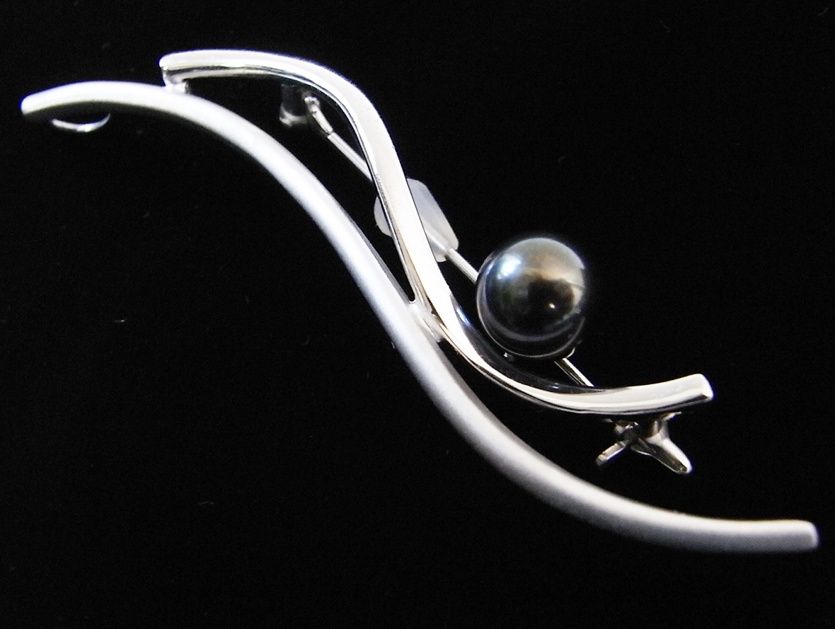 新しい ☆925シルバー(銀製)・ 黒アコヤ真珠１粒・黒真珠（本真珠)真珠