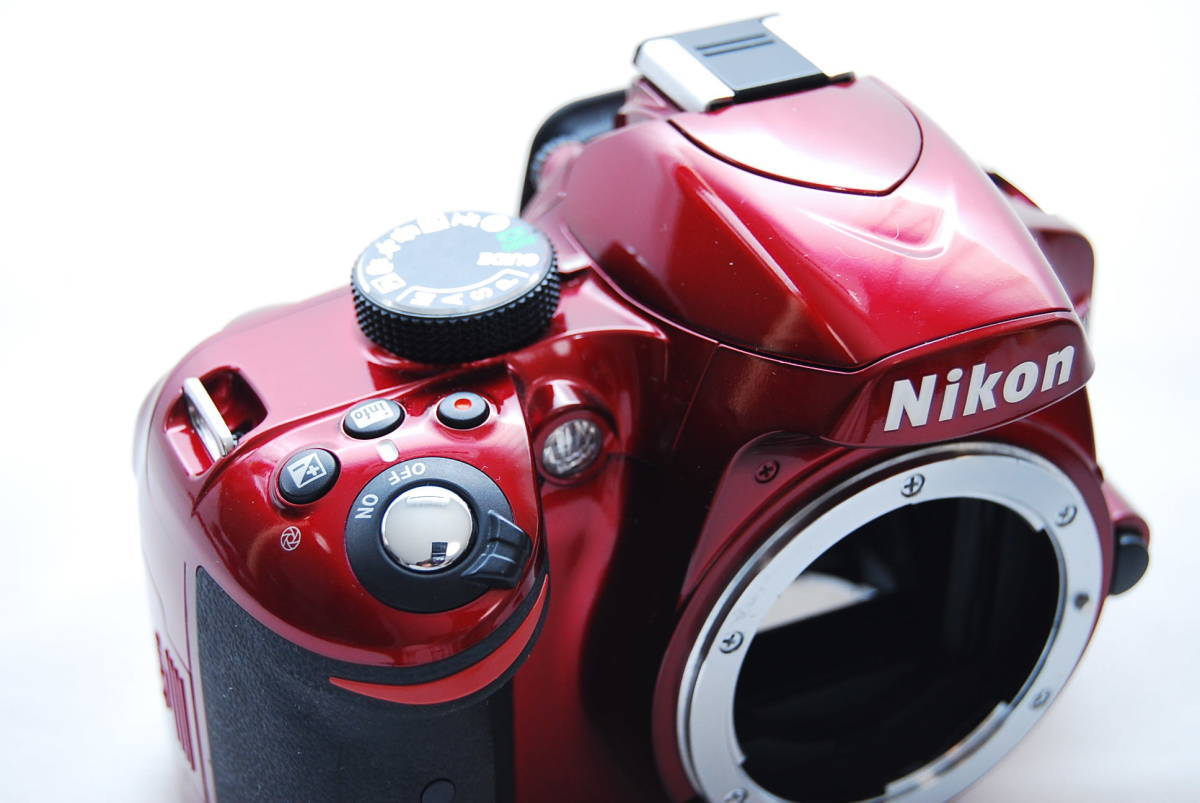 ☆極上美品 ニコン Nikon デジタル一眼レフカメラ D3200 ボディー