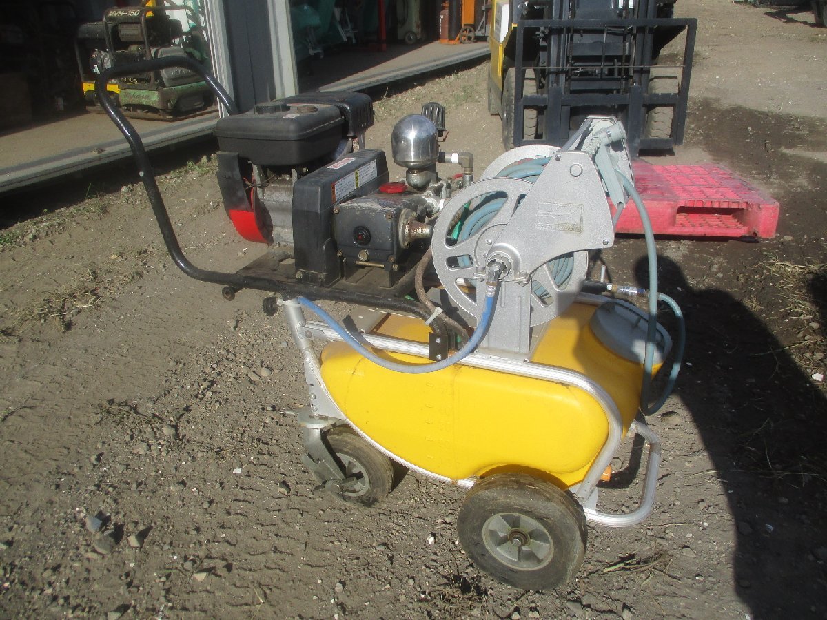 [ service being completed ] engine type small size power sprayer. power sprayer. Koshin MS-E2R50T hose. tanker attached * high pressure washer 