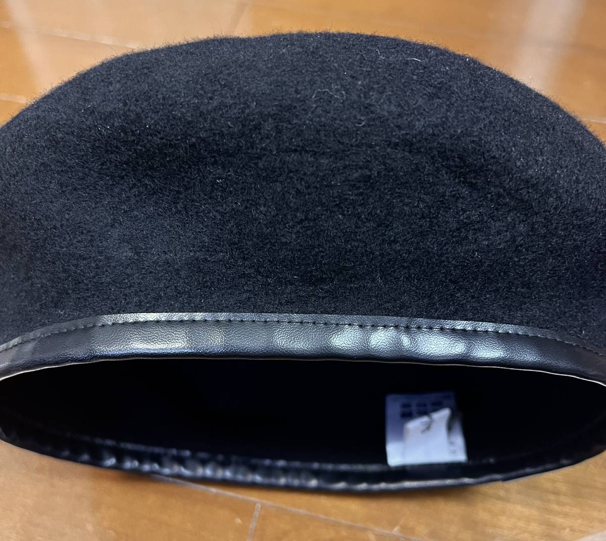ベレー帽 2個セット 黒 ライトベージュ ブラック レザー パイピング ウール バレット 帽子_画像5