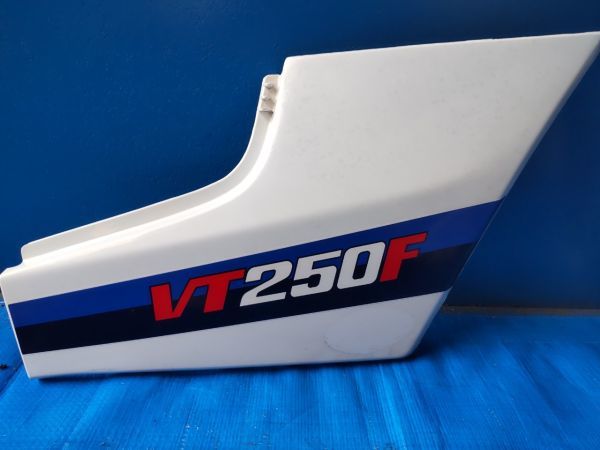 A-226 ホンダ VT250F MC08-1088 サイドカバー 左右セット サイドカウル 割れなし 白 全ばらし レストアベース ジャンク品 昭和 当時物_画像2