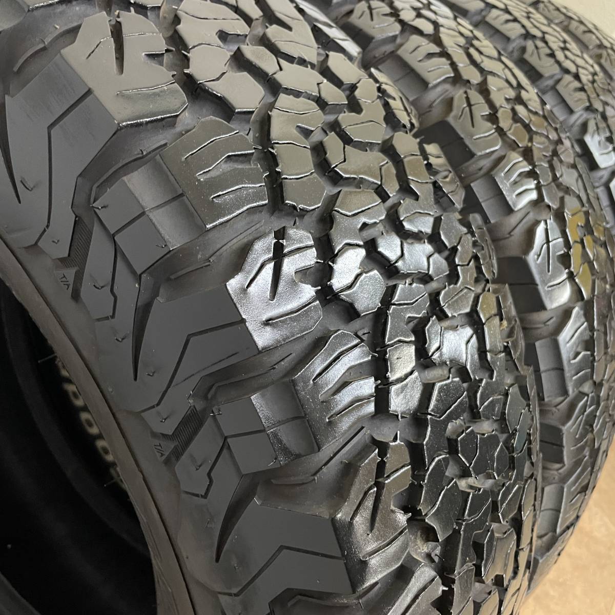 ホワイトレター！バリ溝！BFGoodrich All-Terrain T/A KO2 16インチ 265/45R16 ランクル ハイラックスサーフ FJクルーザー 4本セットの画像2